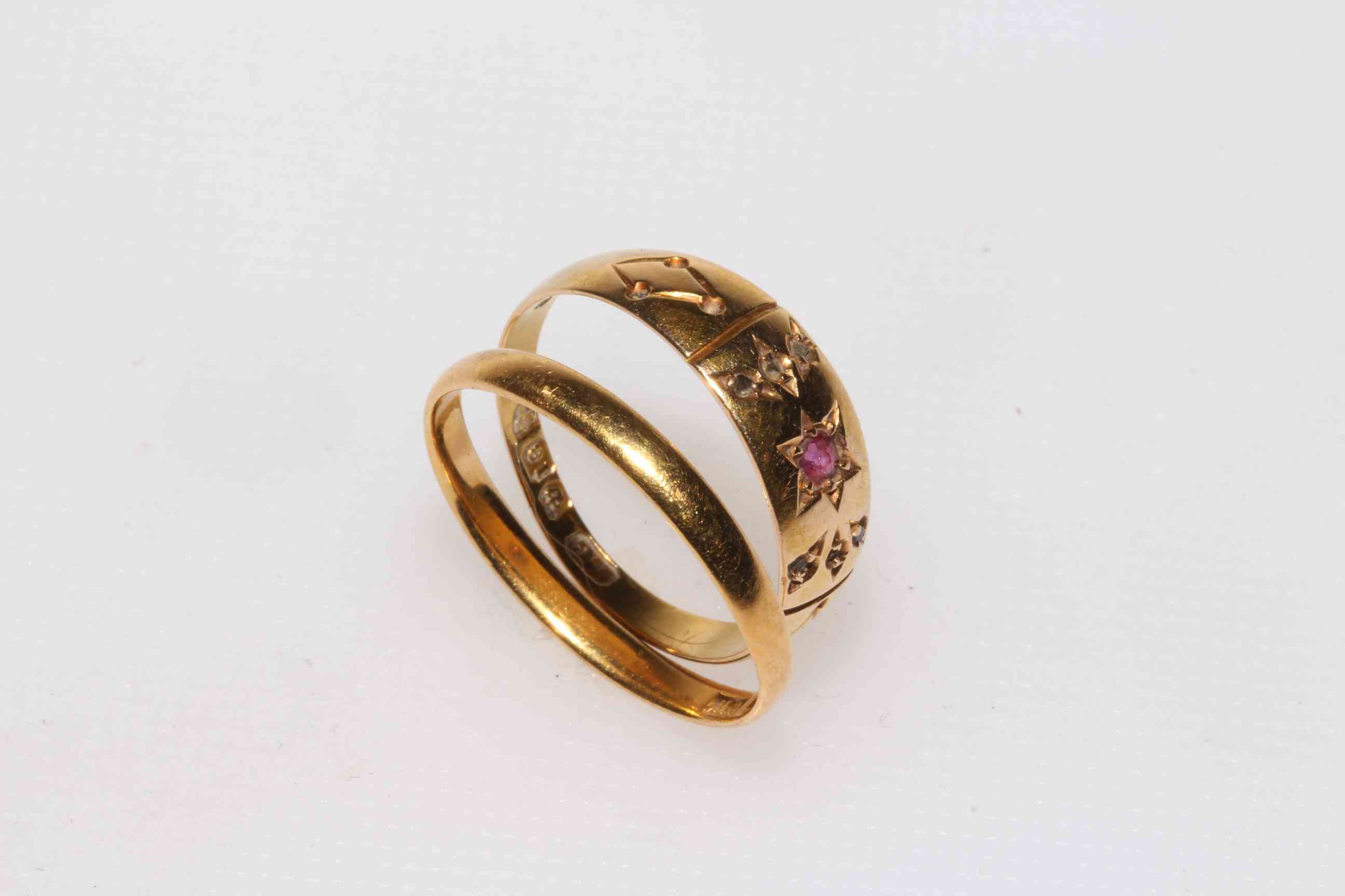 22ct gold band ring and 18ct gold ring (2)