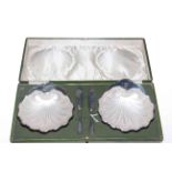 Pair silver shell shaped butter dishes with glass liners and cased, Sheffield 1910/11.