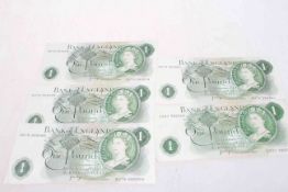 Five one pound Jo Page British banknotes, four are in consecutive order DU79 995558-61.