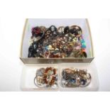 Box of costume jewellery.