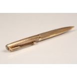 9 carat gold Parker propelling pencil with engine turned decoration 12.5cm long