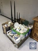 A pallet of assorted china, banker's style lamp,