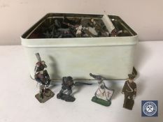 A tray of vintage lead and plastic soldiers