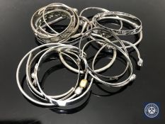 Seventeen assorted silver and white metal bangles (17)