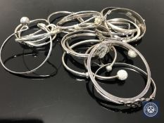 Eighteen assorted silver and white metal bangles (18)