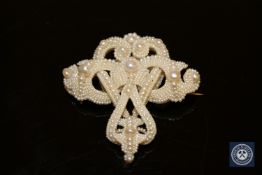 A fine Victorian pearl brooch in gold setting