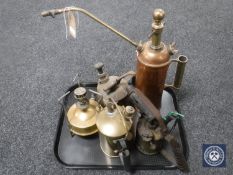A tray of two antique copper and brass pump pots, oil lamp,