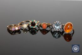 Six dress rings to include five examples in 9ct gold and one yellow metal, pearl, amber,