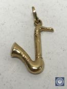 An 18ct gold saxophone pendant