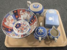 A tray containing a 20th century Imari fruit bowl,