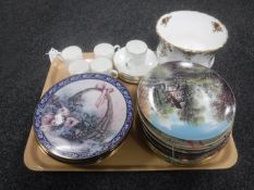 A tray containing a quantity of assorted collector's plates,