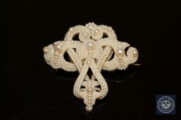 A fine Victorian pearl brooch in gold setting CONDITION REPORT: In excellent