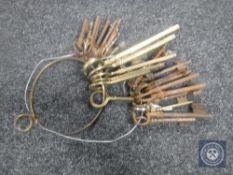 A quantity of vintage keys and set of graduated brass keys