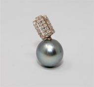 A 14ct yellow gold diamond and pearl pendant featuring 1 cultured Tahitian pearl with 29 round