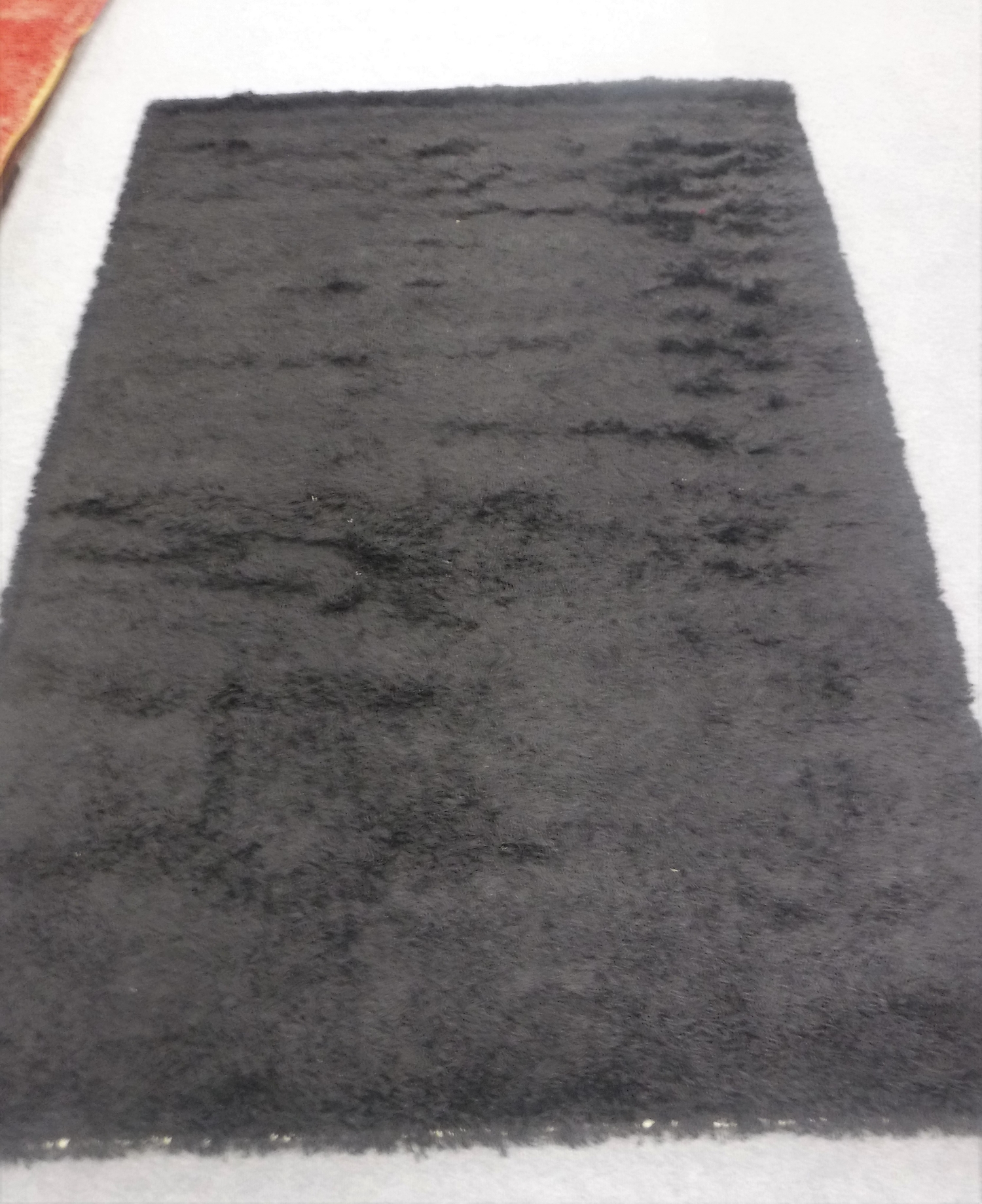 A hand-knotted shaggy rug in black,