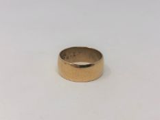 A 9ct gold band ring, size O CONDITION REPORT: 5.