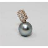A 14ct yellow gold diamond and pearl pendant featuring 1 cultured Tahitian pearl with 29 round