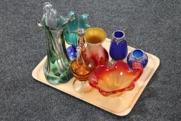 A tray containing 20th century glassware to include studio glass vases and and bowl,