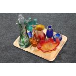 A tray containing 20th century glassware to include studio glass vases and and bowl,
