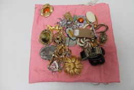 A quantity of costume jewellery : brooches, cameo,