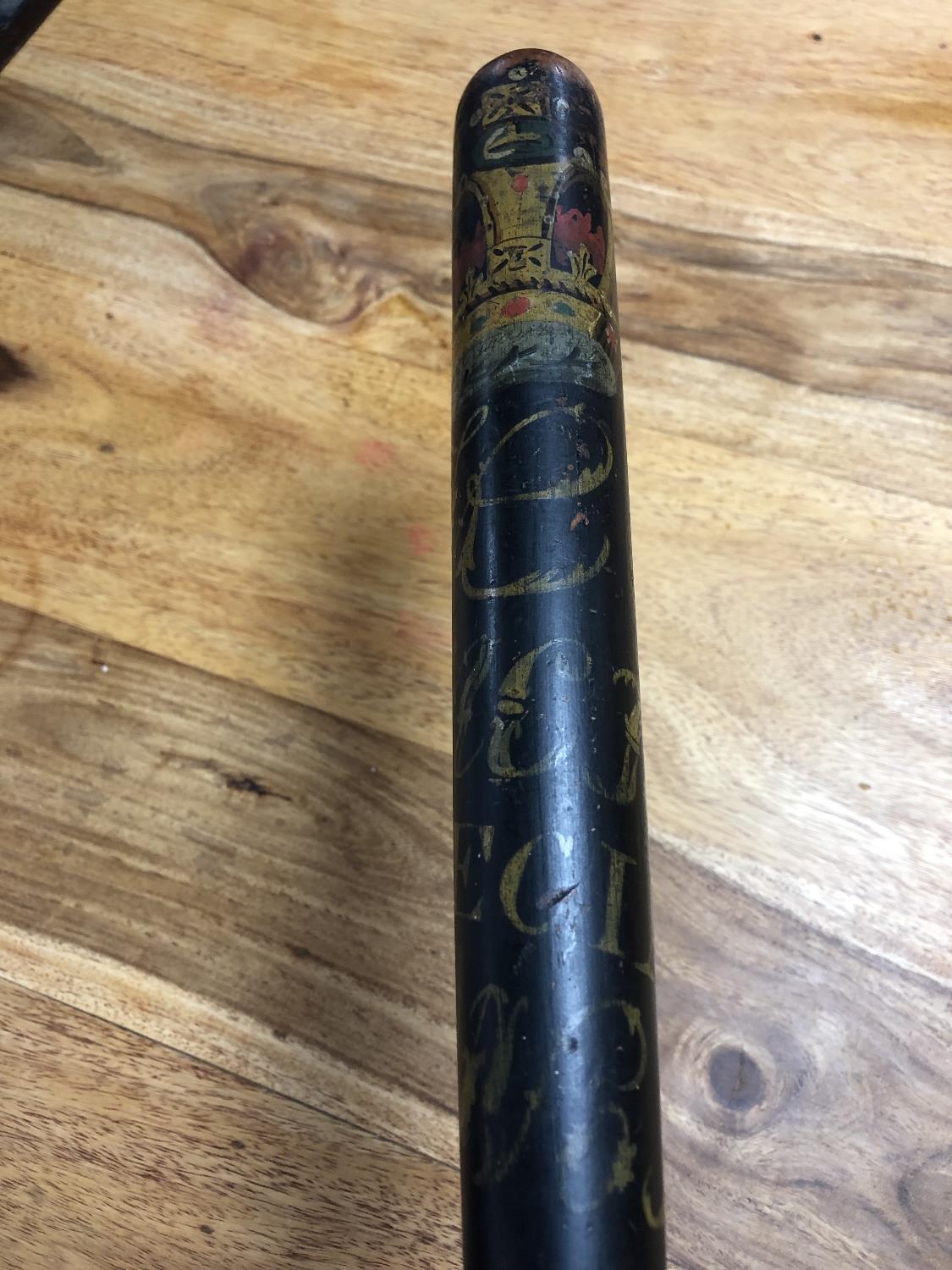 An antique truncheon - Image 4 of 10