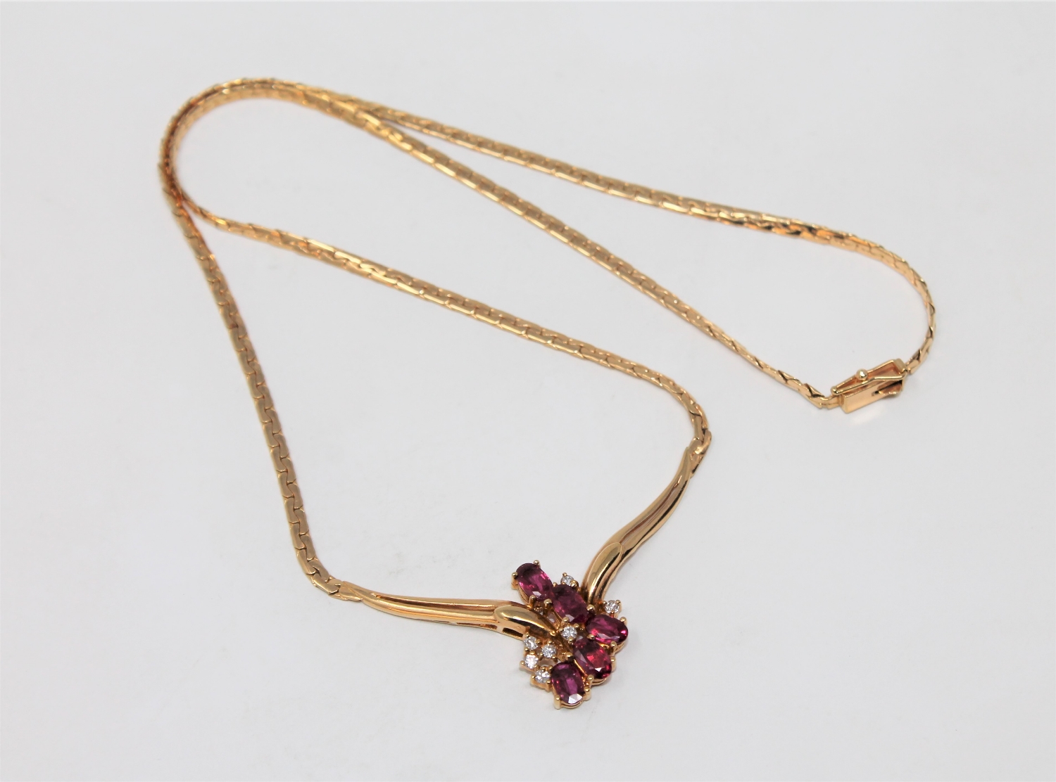 A fine quality 18ct gold ruby and diamond necklace, 12.4g.