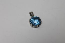 A blue spinel pendant, set in 14ct white gold,