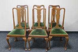 An Edwardian oak wind out table with two leaves and six oak dining chairs CONDITION