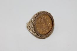 A gent's 9ct gold ring set with a 1915 full sovereign CONDITION REPORT: 12.