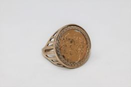 A gent's 9ct gold ring set with a 1901 full sovereign CONDITION REPORT: 13.