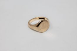 A gent's 9ct gold signet ring CONDITION REPORT: 8.