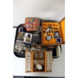 A tray of assorted jewellery boxes, costume jewellery, costume rings,