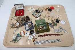 A tray of a large quantity of costume jewellery, cuff links,