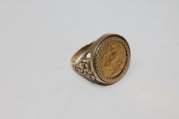 A gent's 9ct gold ring set with an 1886 full sovereign CONDITION REPORT: 15.