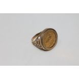 A gent's 9ct gold ring set with an 1886 full sovereign CONDITION REPORT: 15.