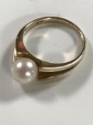 A 9ct gold pearl ring, 3.3g, size N.