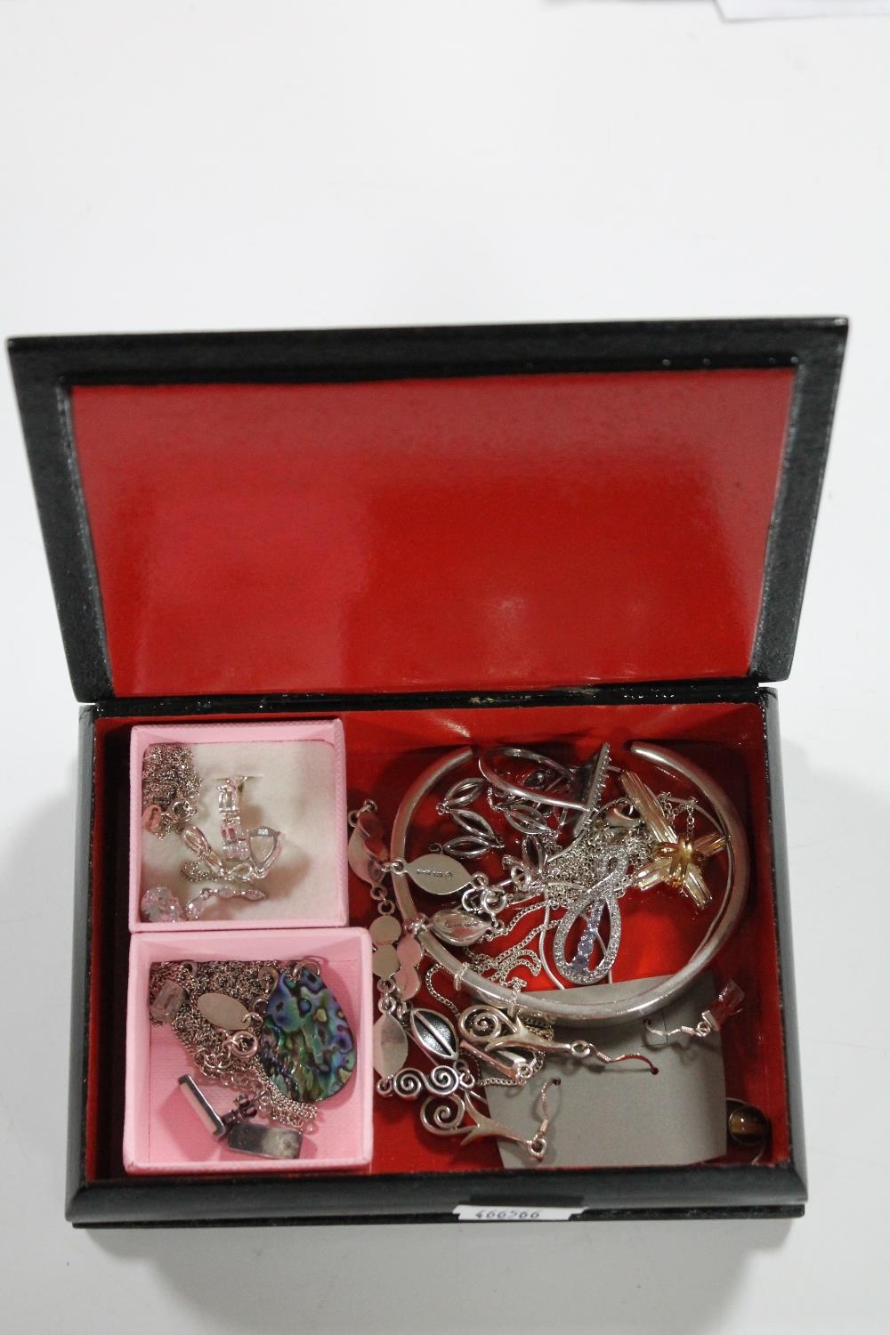 A Russian lacquered trinket box containing fourteen pieces of silver jewellery