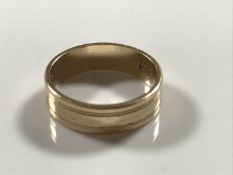 A 9ct gold band ring, 2.5g.