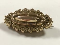 A Victorian yellow metal brooch, 2.9g.