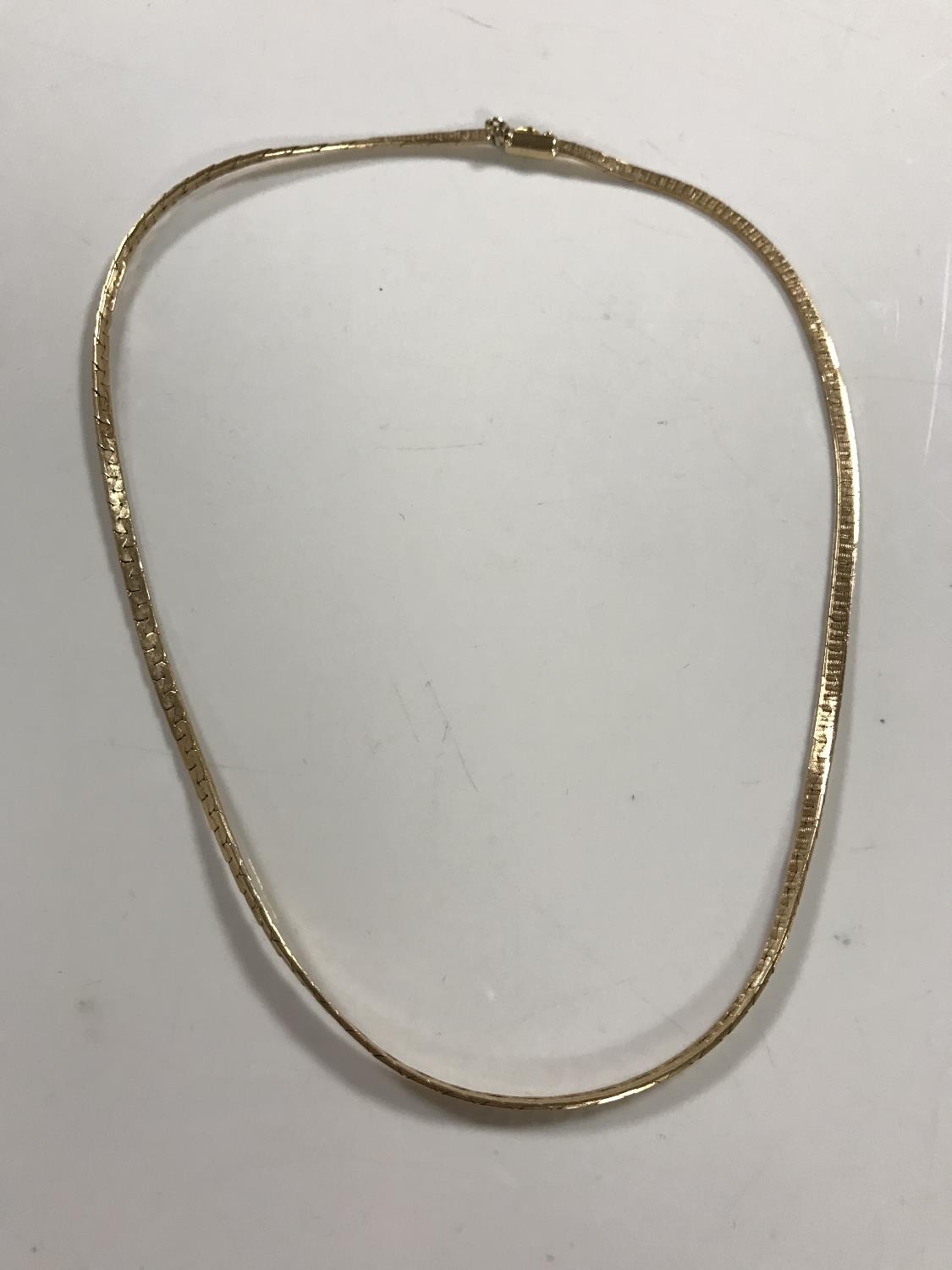 A 9ct gold flat chain necklace, 11g.