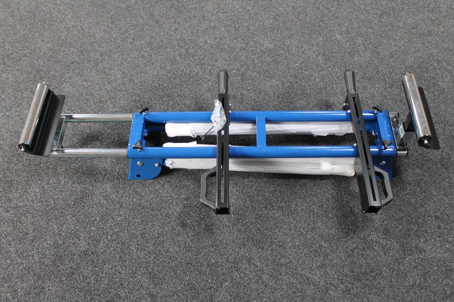 A folding metal roller stand