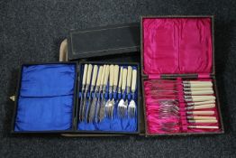 A tray of two sets of cased servers, silver plated Art Deco teaspoons,