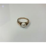 A 9ct gold pearl ring, 3.3g, size N.