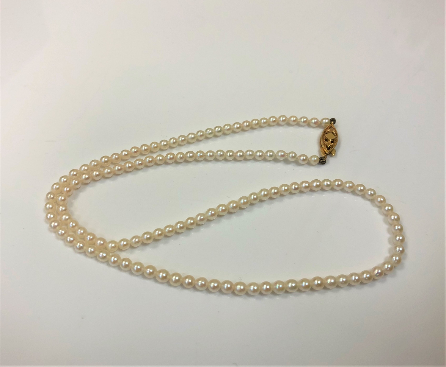 A cultured pearl necklace on 9ct gold clasp
