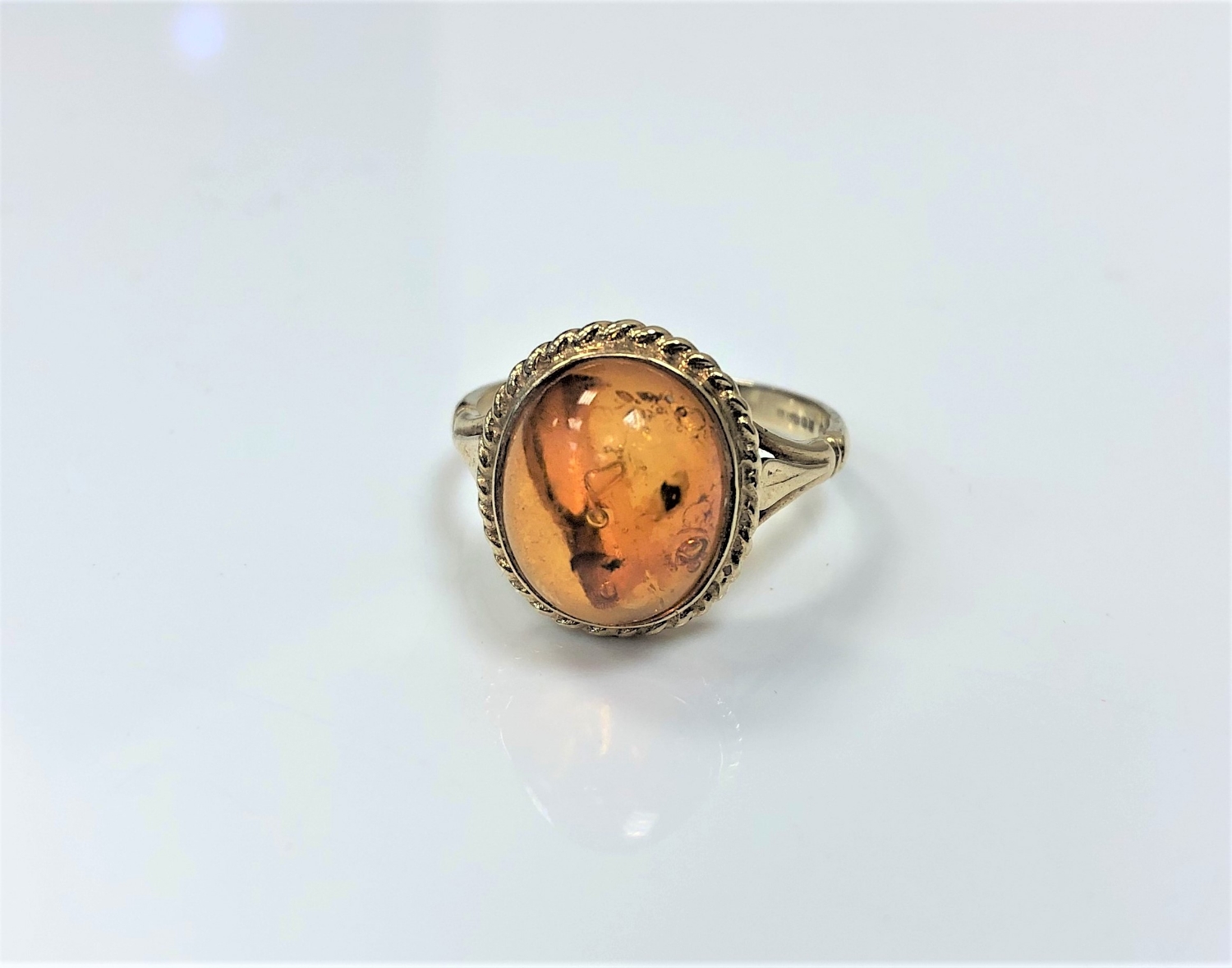 A 9ct gold amber ring, 2.9g, size N.