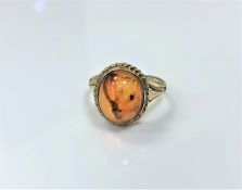 A 9ct gold amber ring, 2.9g, size N.
