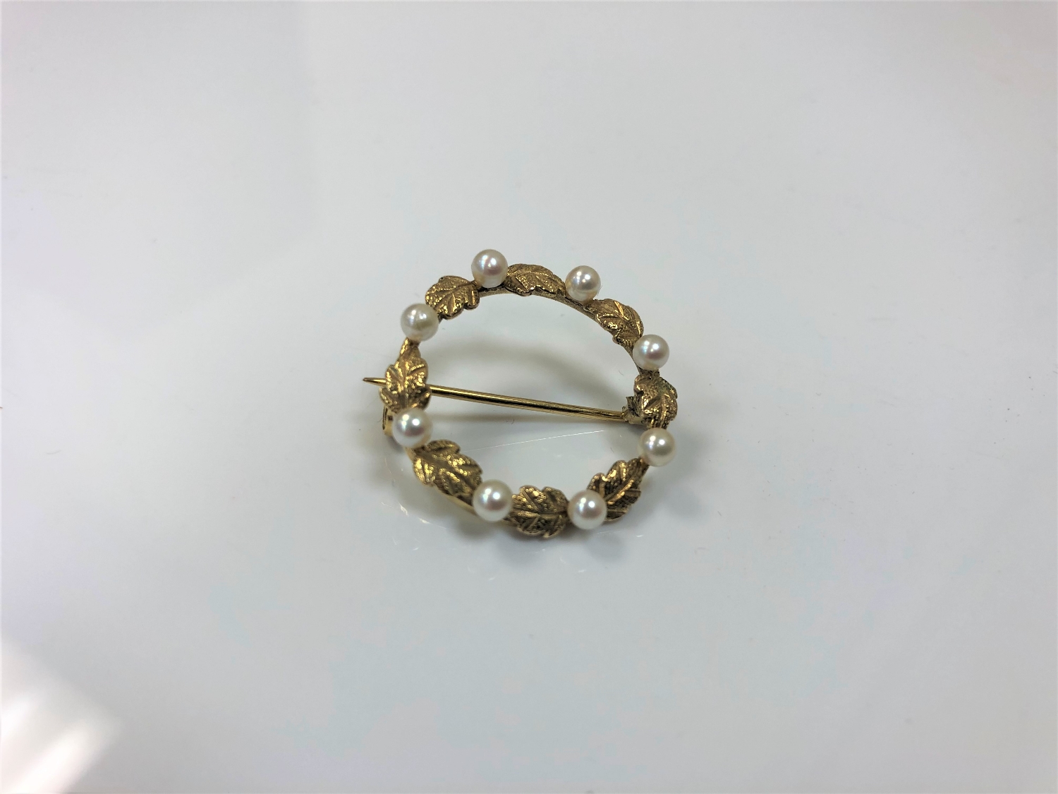 A 9ct gold pearl set brooch, 3.6g.