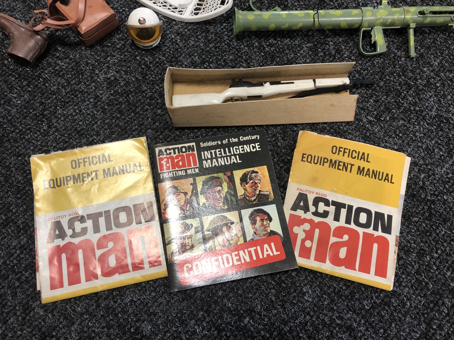 An Action Man transport command jeep, box of three Action Man figures, - Image 13 of 13