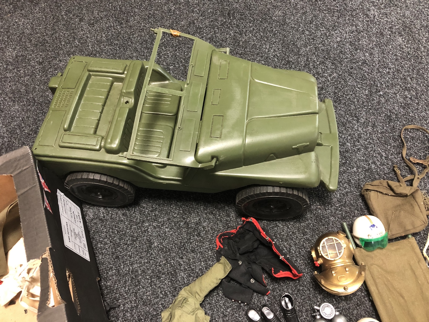 An Action Man transport command jeep, box of three Action Man figures, - Image 2 of 13