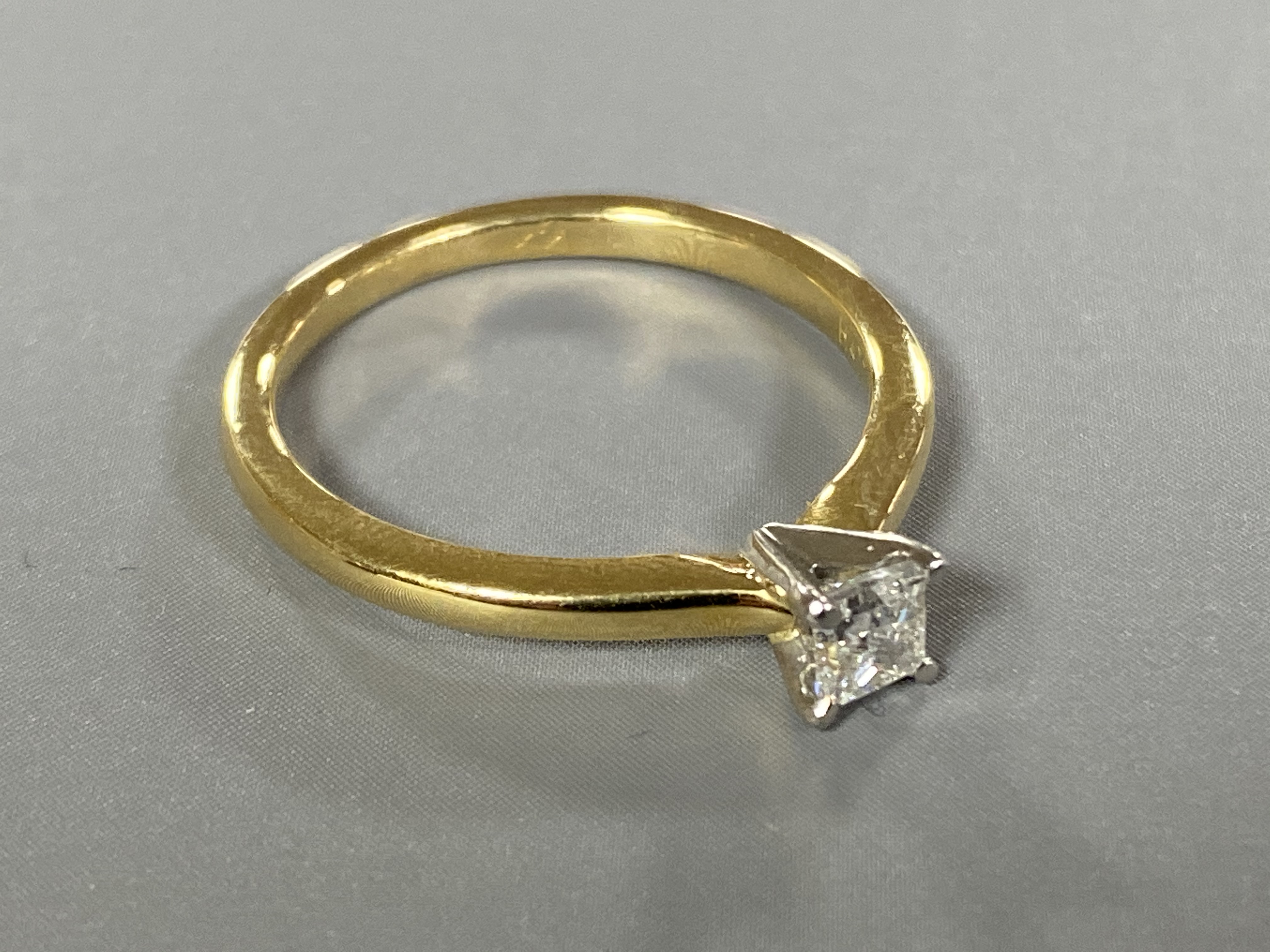 An 18ct yellow gold princess cut diamond ring, approximately 0.